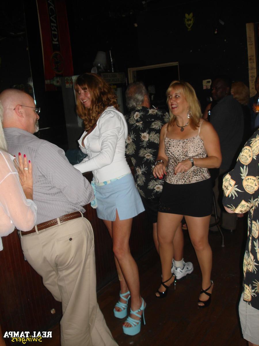 20P Swingerin Tracy Lick und ihre Freundinnen zeigen ihre großen Titten und haben Spaß in einem Club