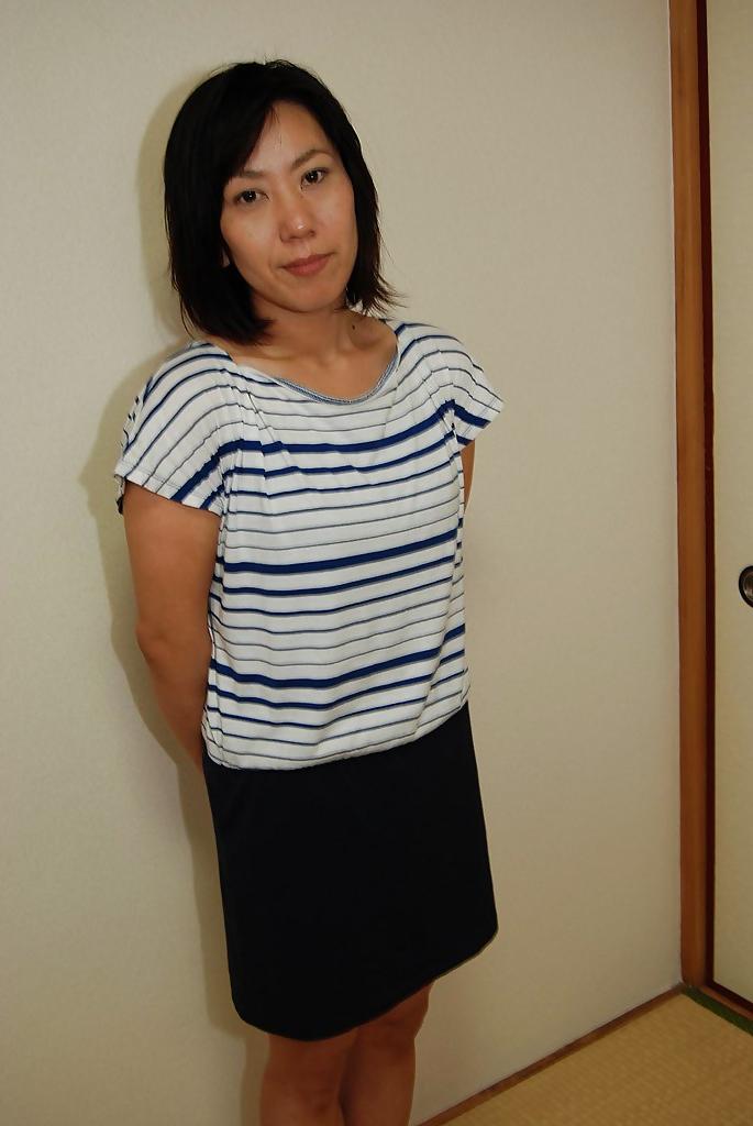 16P A esplêndida morena asiática Masako está pronta para tomar um banho quente