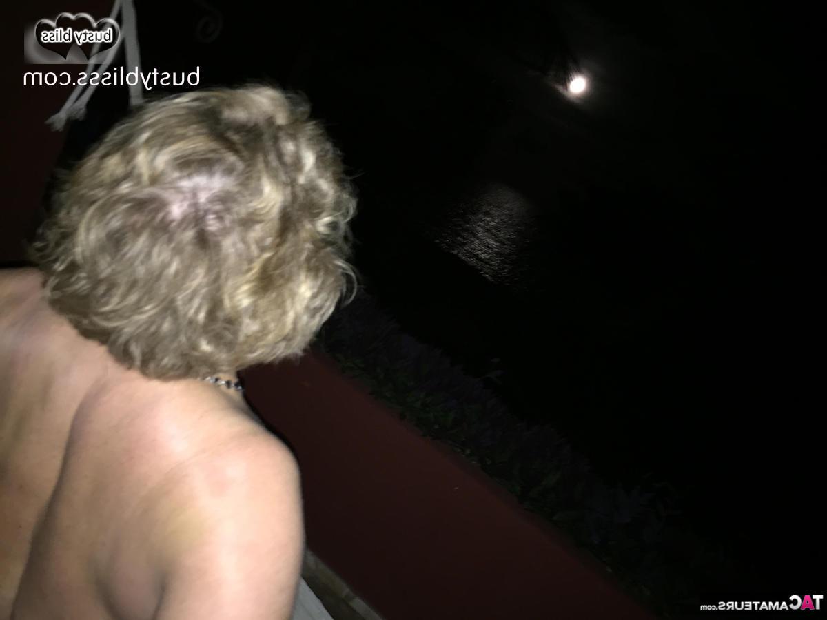 16P Mulher mais velha, Busty Bliss, libera seus seios naturais de um roupão branco