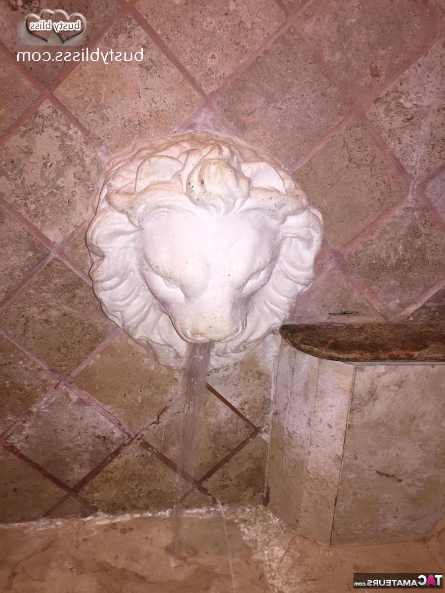 16P Mulher mais velha, Busty Bliss, libera seus seios naturais de um roupão branco