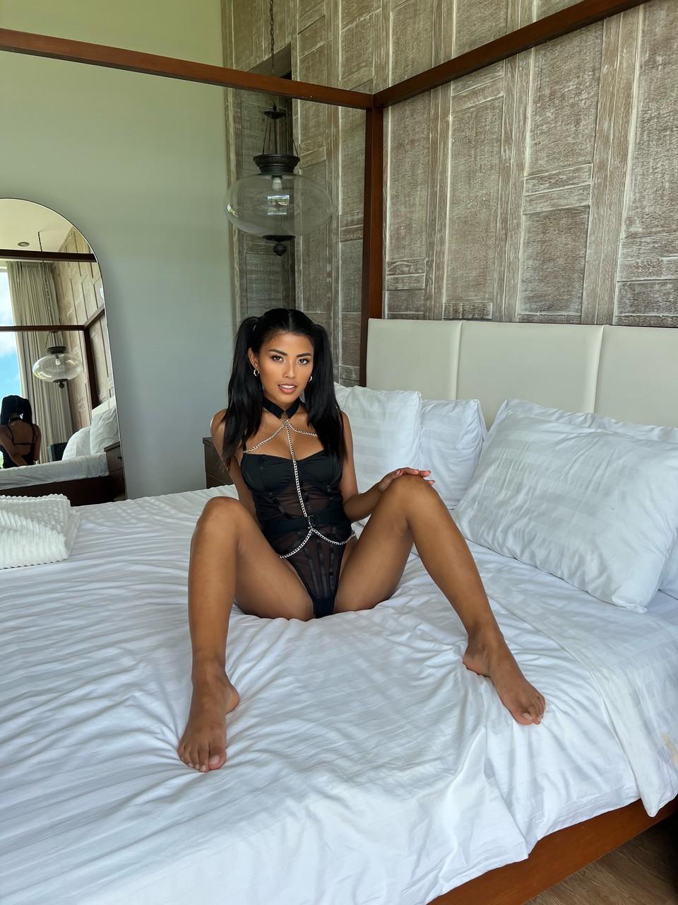 20P A modelo Petite OnlyFans exibe seus peitos lindos em um strip-tease sexy em sua cama