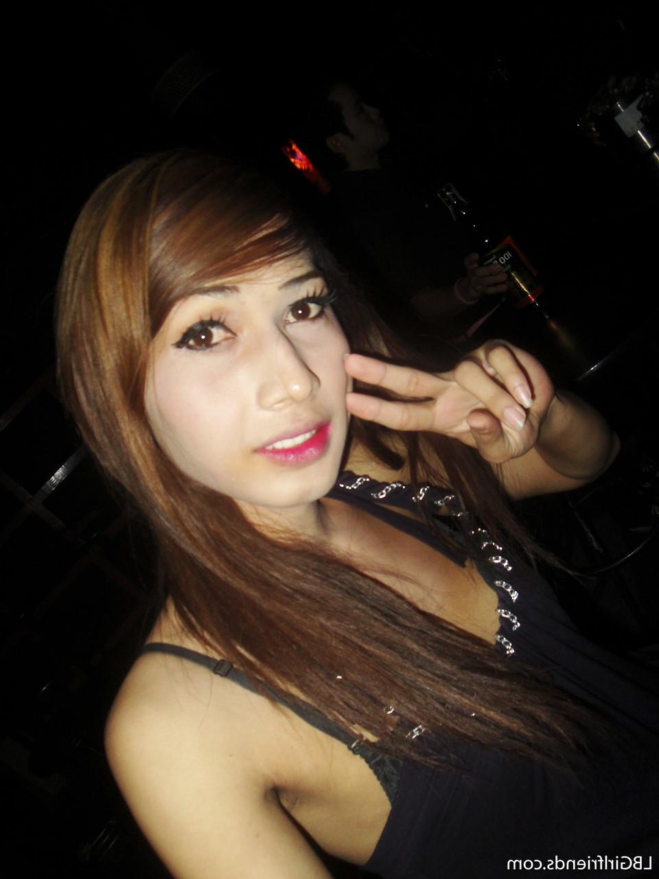 17P Ladyboy tailandês bonito com corpo magro mostra nus descaradamente no banheiro