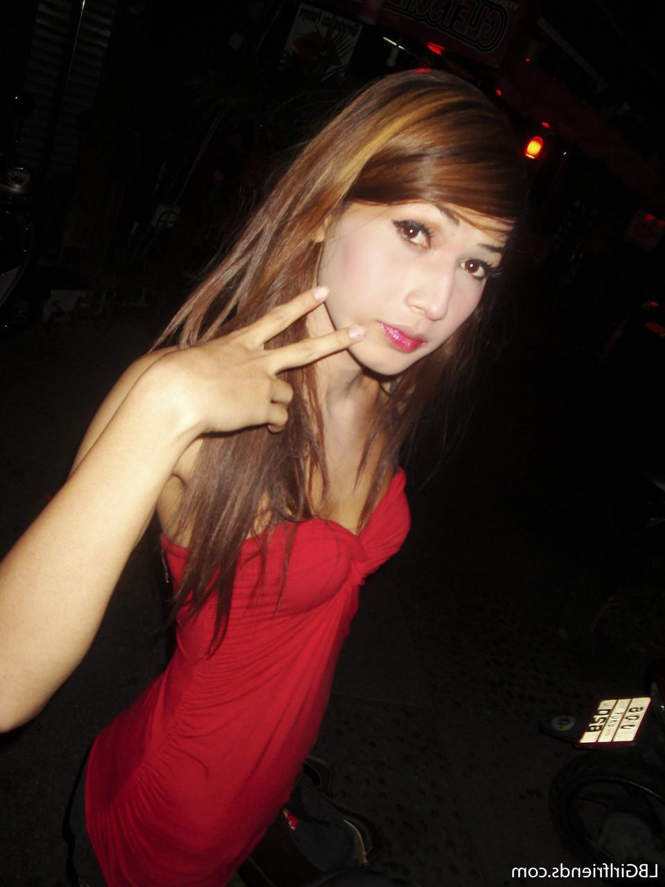 17P Ladyboy tailandês bonito com corpo magro mostra nus descaradamente no banheiro