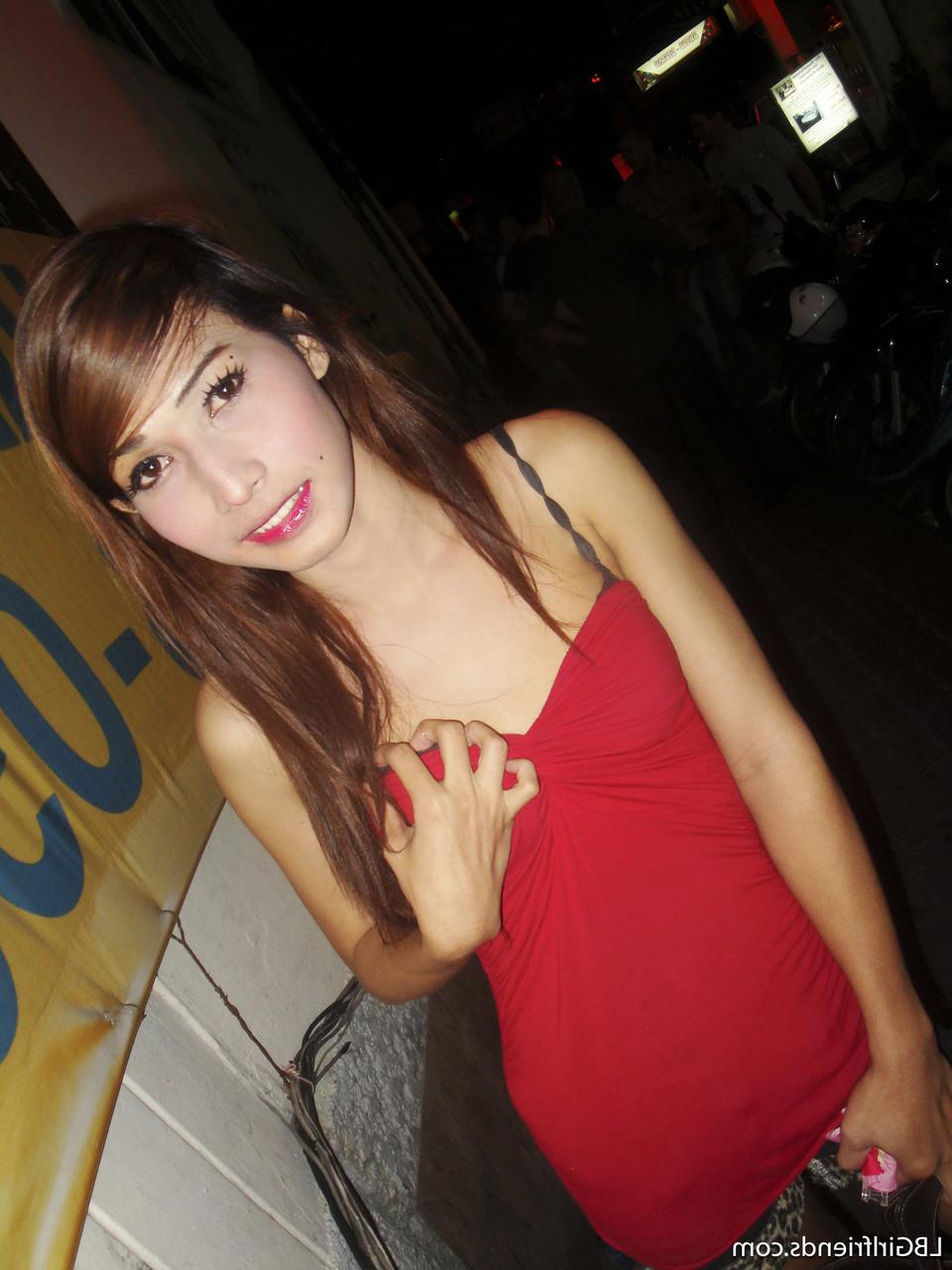17P Ladyboy tailandês bonito com corpo magro mostra nus descaradamente no banheiro
