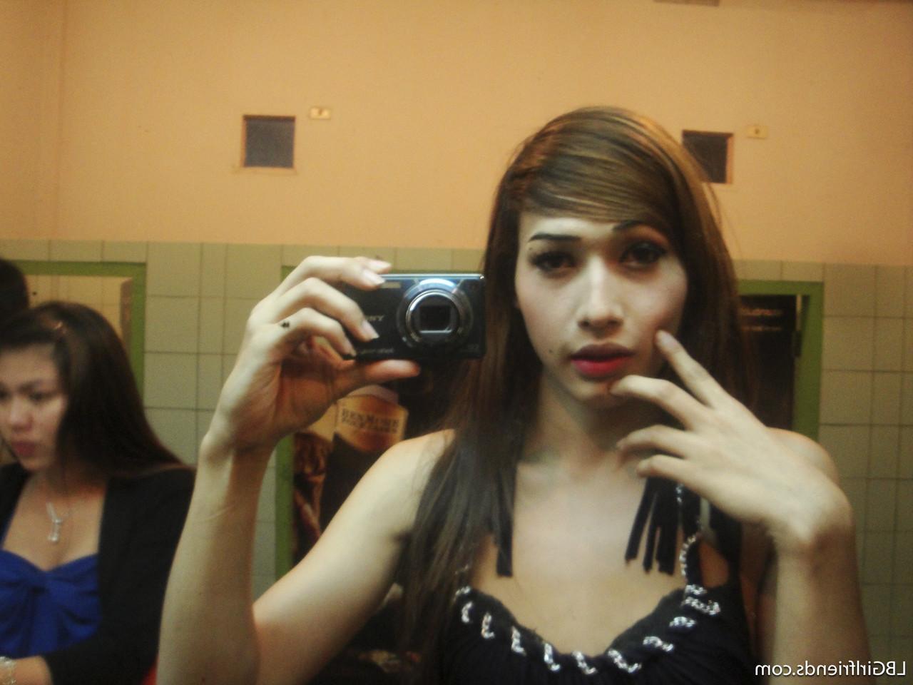 17P Ladyboy tailandês bonito com corpo magro mostra nus descaradamente no banheiro