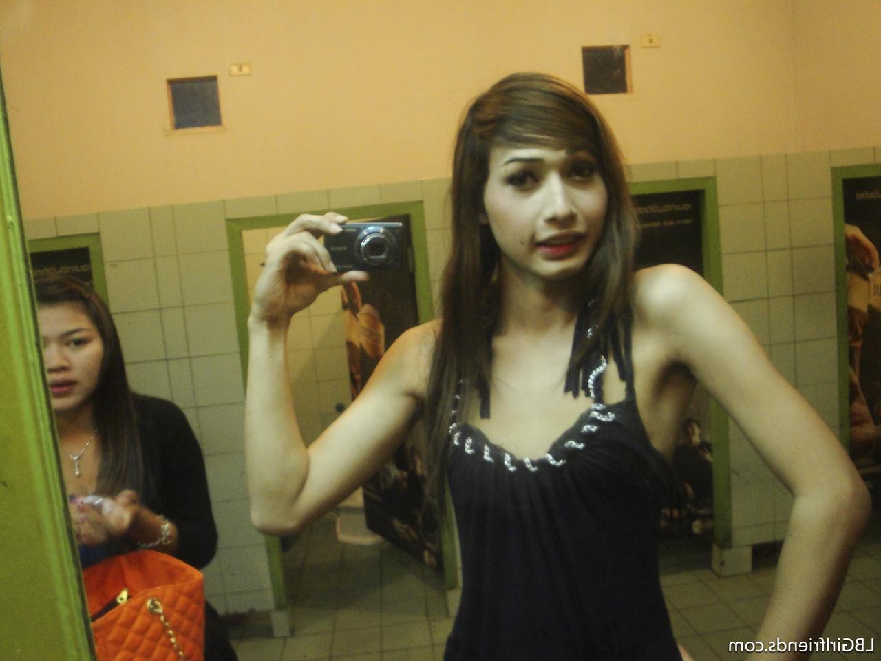 17P Ladyboy tailandês bonito com corpo magro mostra nus descaradamente no banheiro