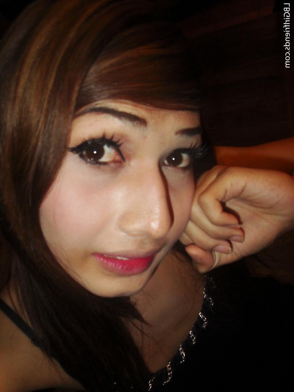 17P Ladyboy tailandês bonito com corpo magro mostra nus descaradamente no banheiro