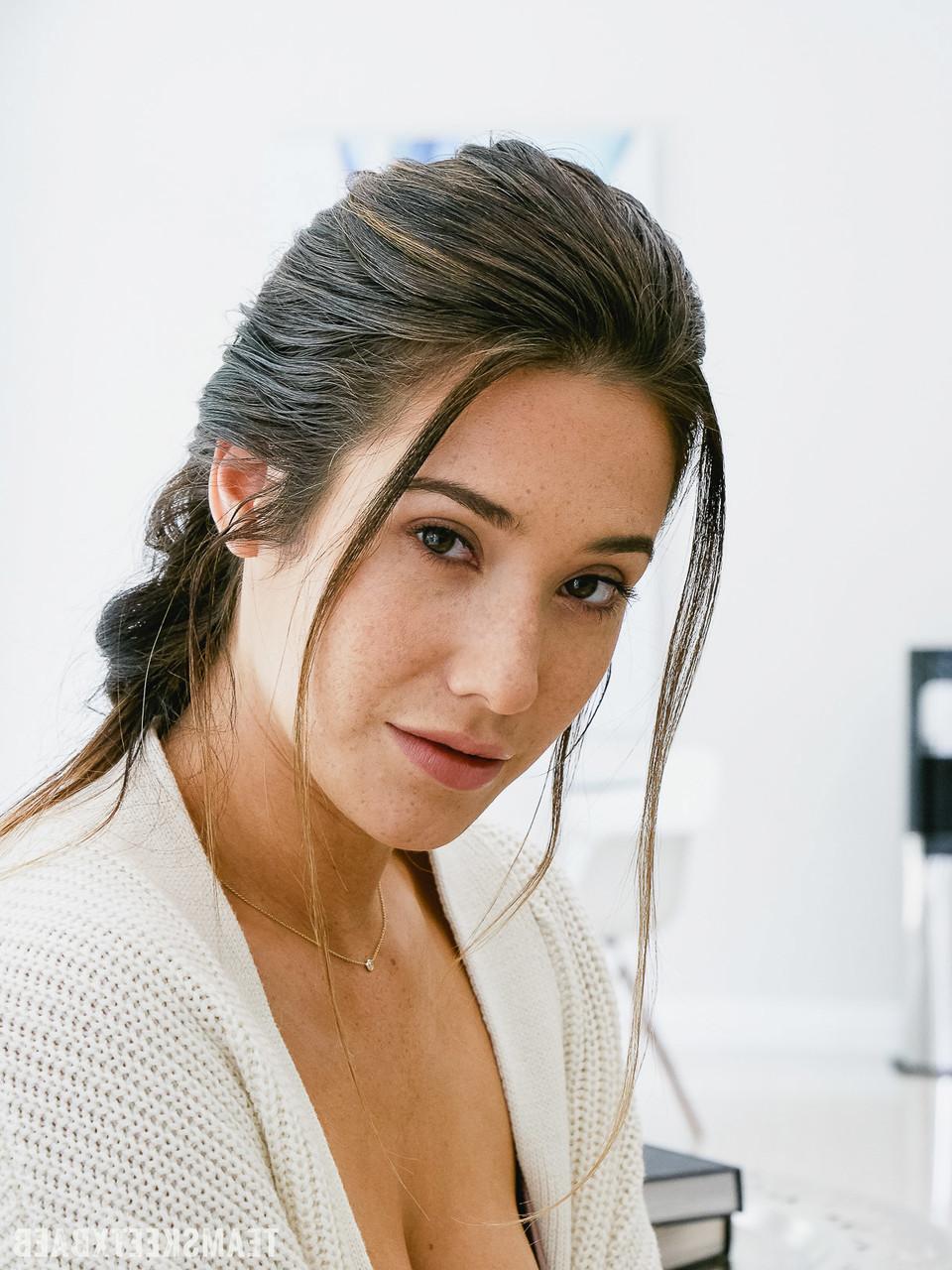 20P A linda adolescente de pernas compridas Eva Lovia gosta de uma foda sexy em pé e uma gozada facial