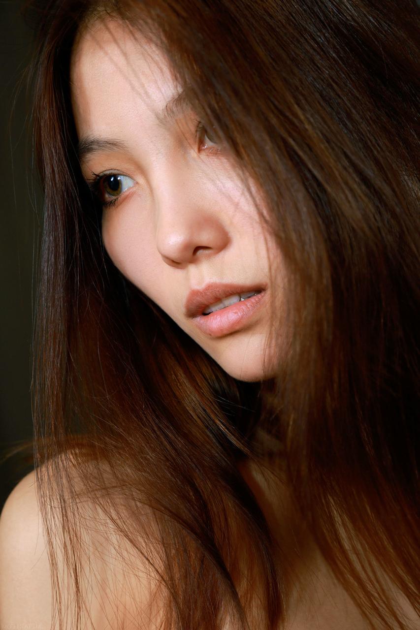 20P L'adorable jeune asiatique Anna Aki révèle son corps maigre et pose en solo.