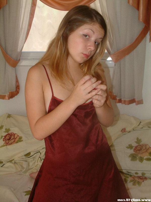 15P Encantadora jovencita muestra su trasero en tanga sobre la cama