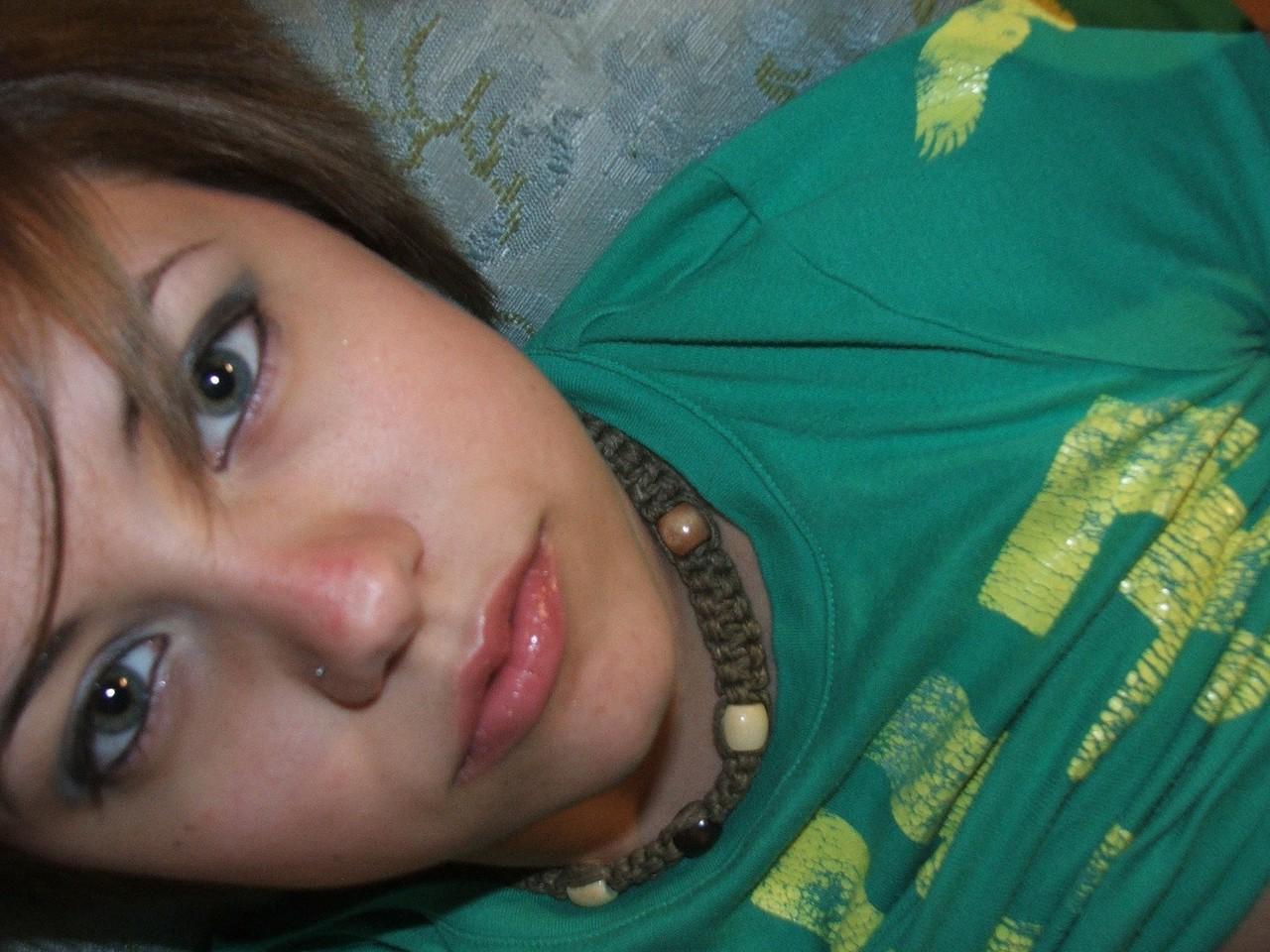 20P A gata amadora Dee revela seus grandes seios naturais e posa em um solo