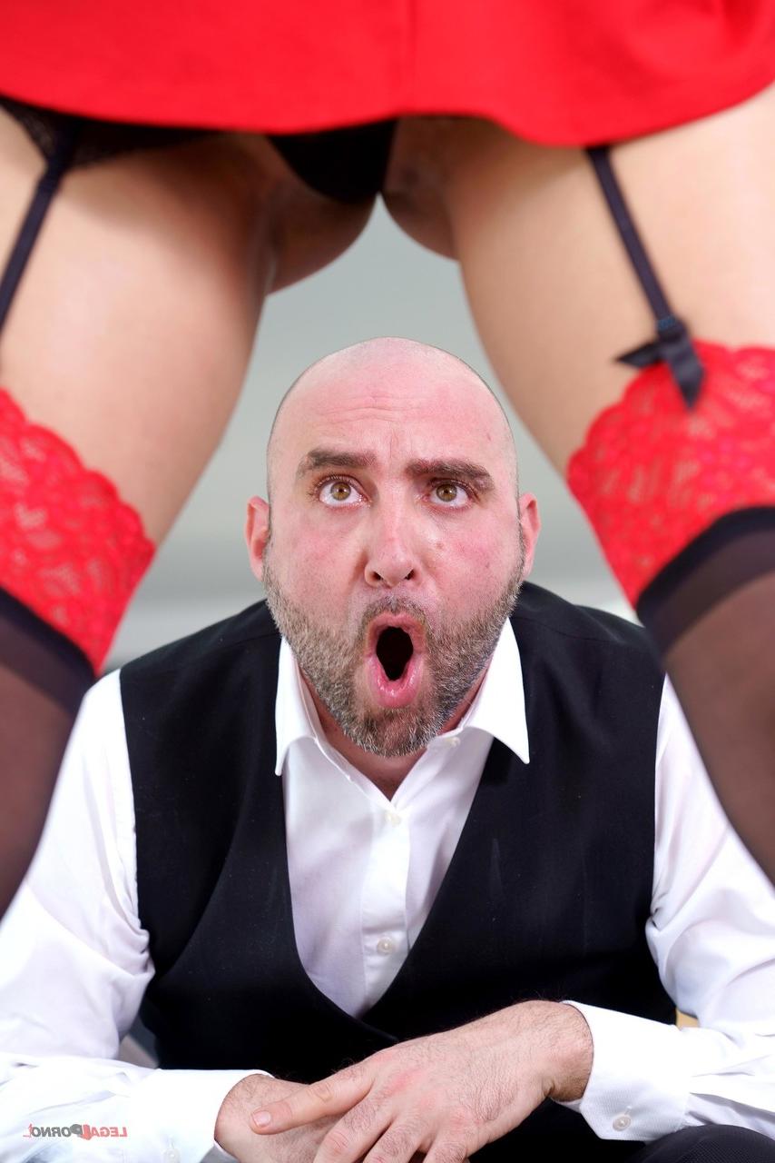 20P La sexy secretaria Katrina Moreno disfruta del sexo duro anal y vaginal con su jefe
