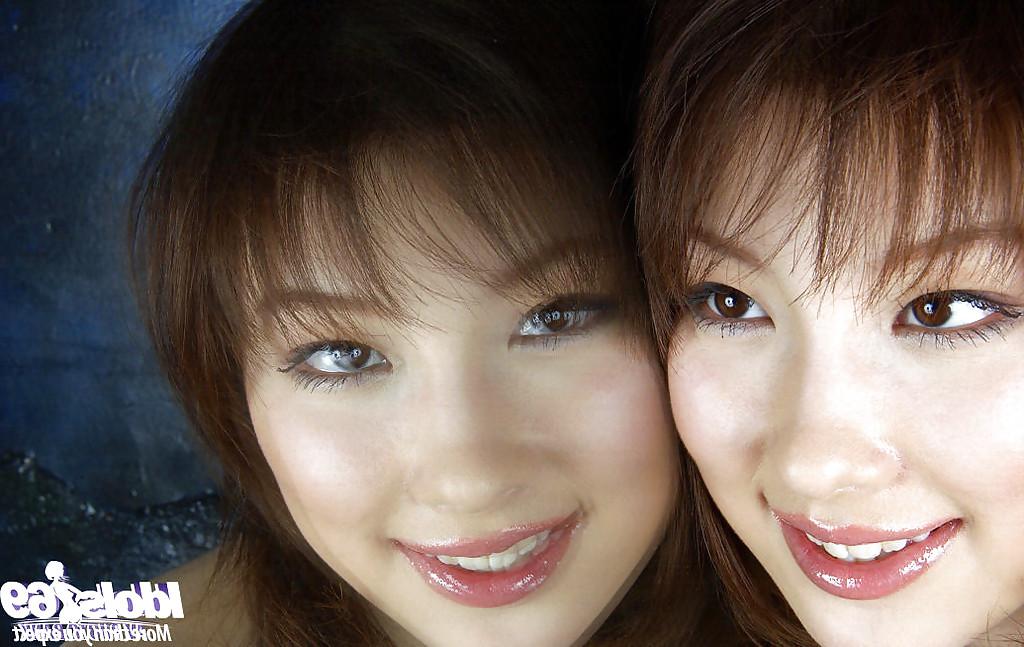 16P Linda asiática gata Akane Sakura posando de calcinha e meias