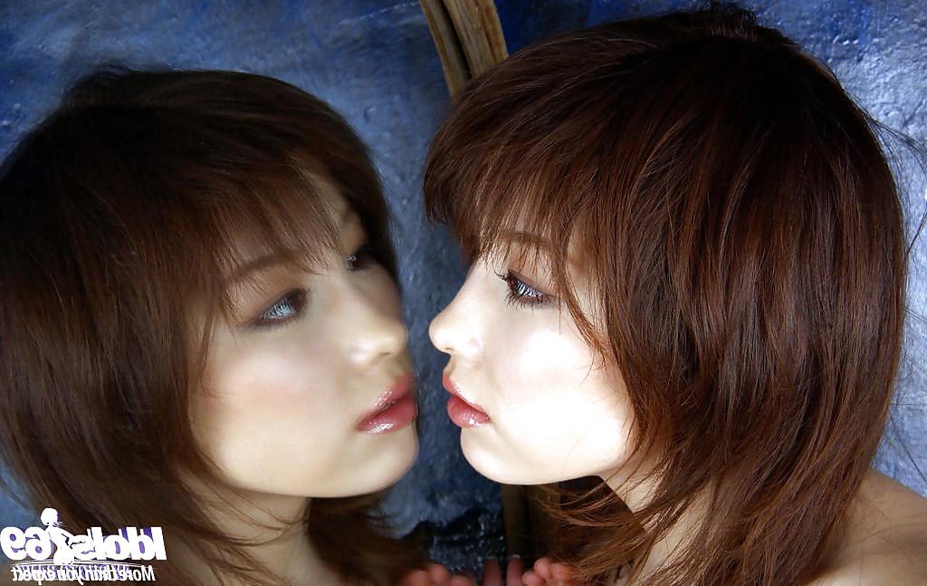 16P Linda asiática gata Akane Sakura posando de calcinha e meias