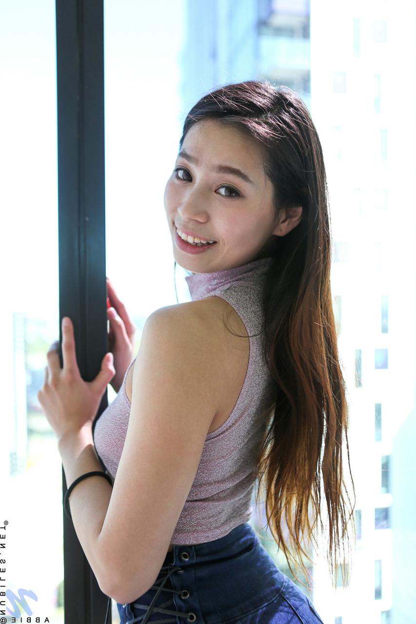 20P Die süße asiatische Teenagerin Abbie zeigt ihre harten Nippel und reibt ihre warme Fotze