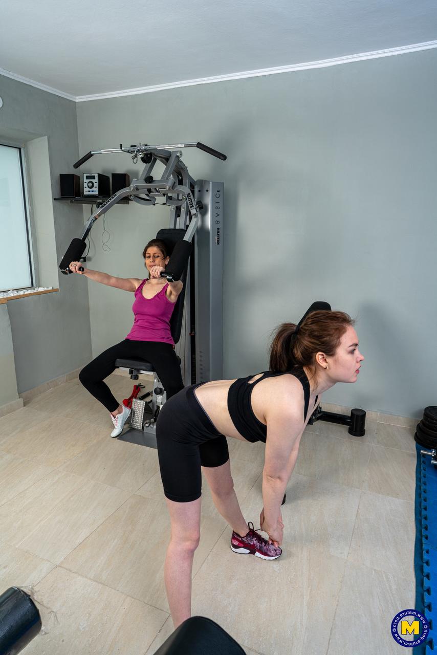 20P Die alten und jungen Lesben Maya und Roxane ziehen sich im Fitnessstudio aus und haben Oralsex