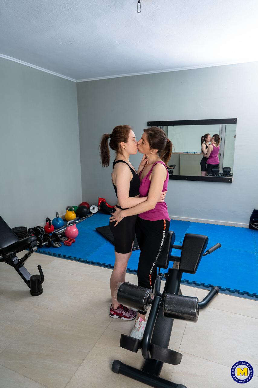 20P Die alten und jungen Lesben Maya und Roxane ziehen sich im Fitnessstudio aus und haben Oralsex