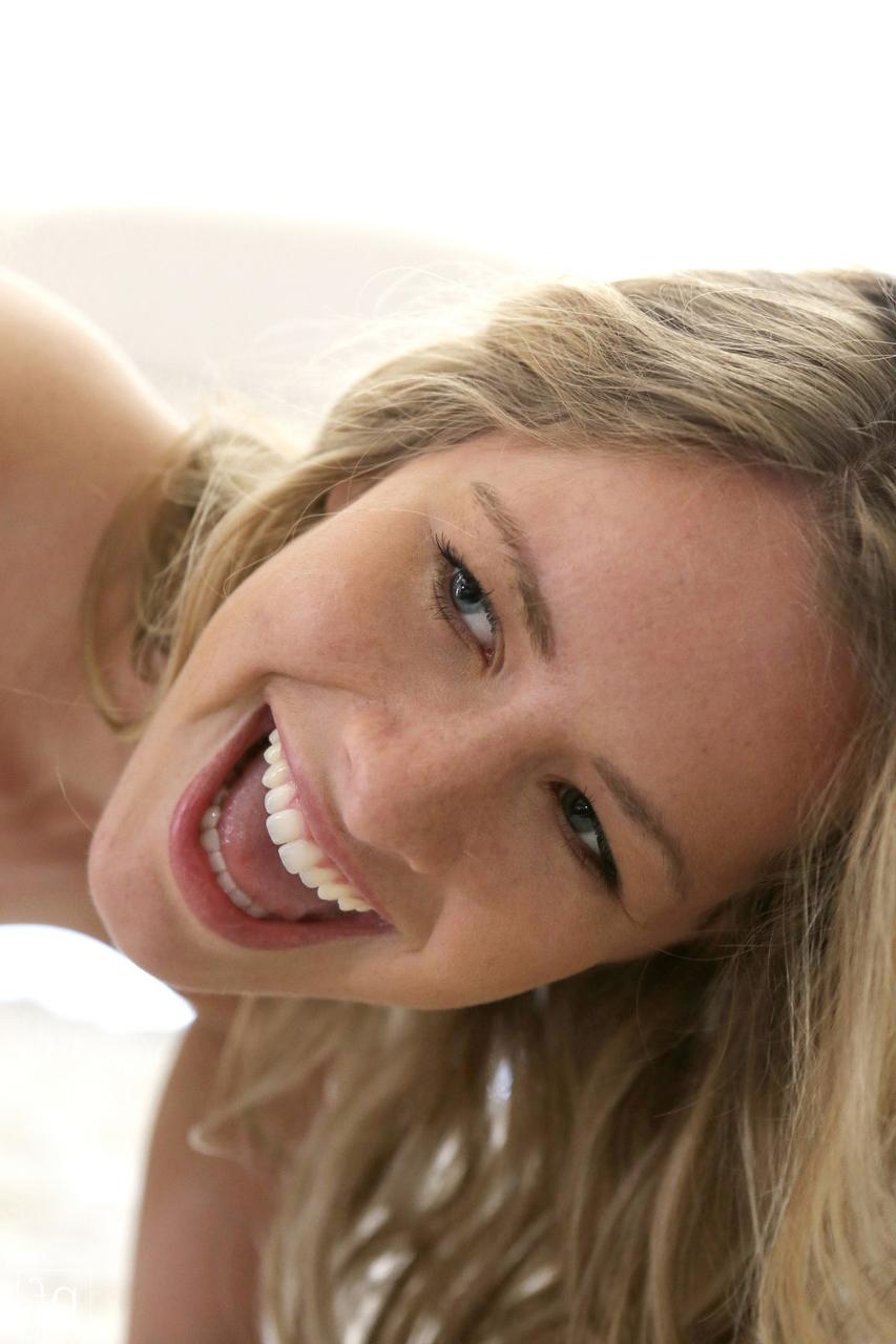 20P A adolescente loira Lilly Ford expõe sua bunda saborosa e dá um pau em sua boceta suculenta