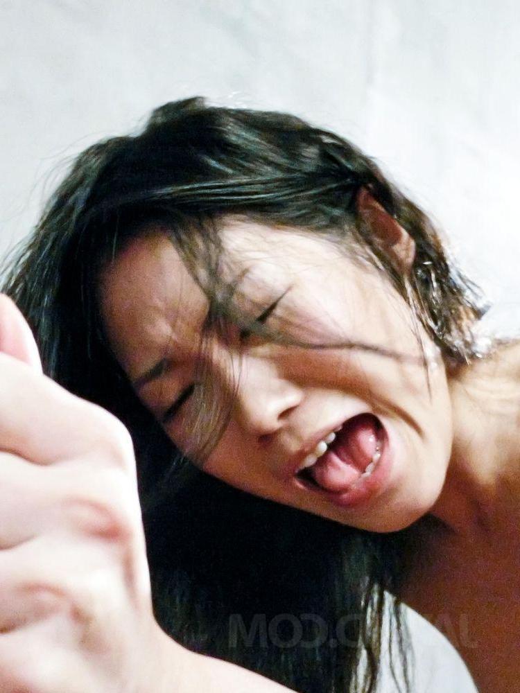 15P La MILF japonaise Yui Komine arbore un creampie après avoir pris une bite dans les 3 trous.