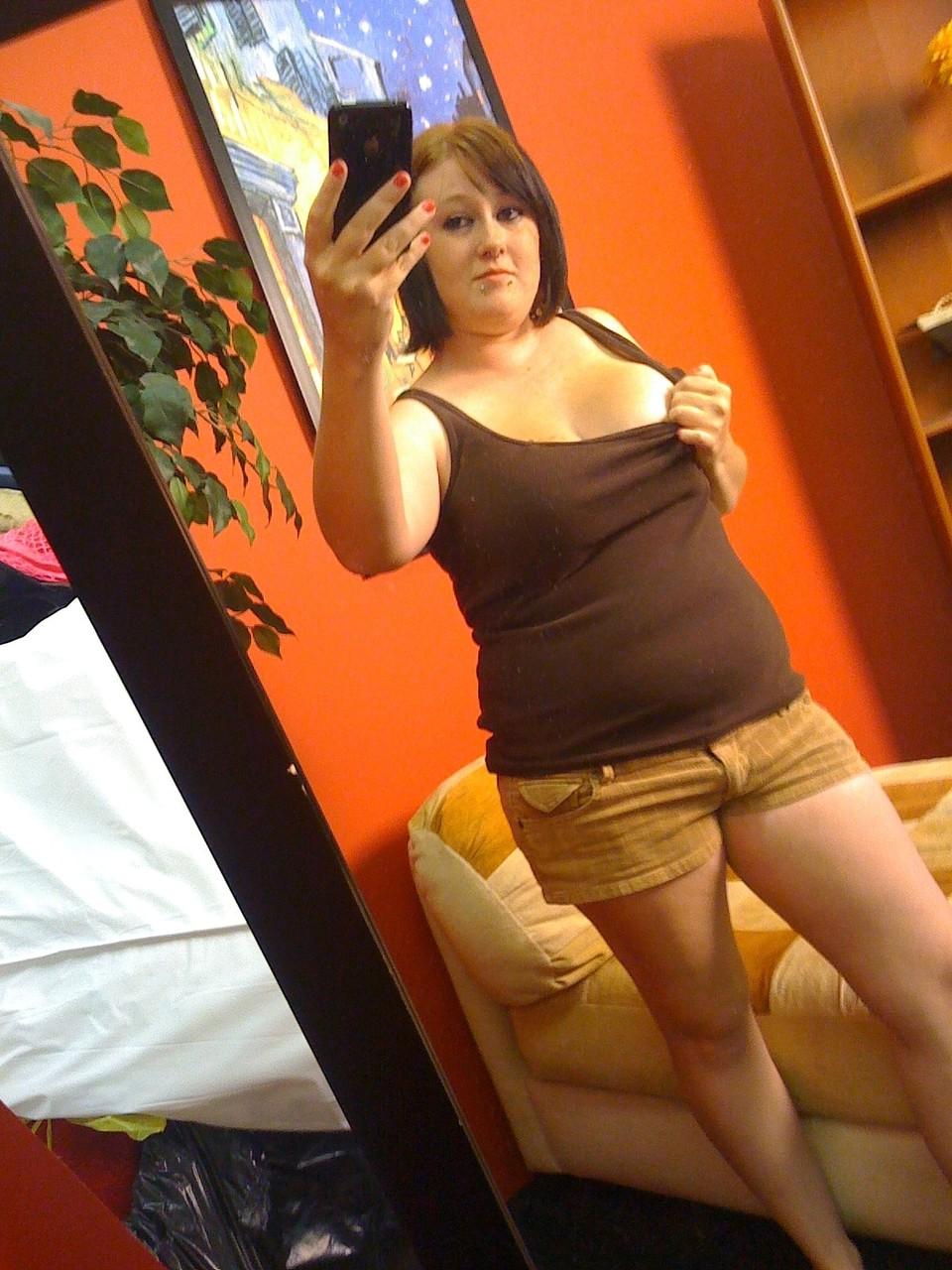 20P Die lustvolle Amateur-Teenagerin Jessica macht Selfies von ihrem molligen Körper und ihren großen Titten