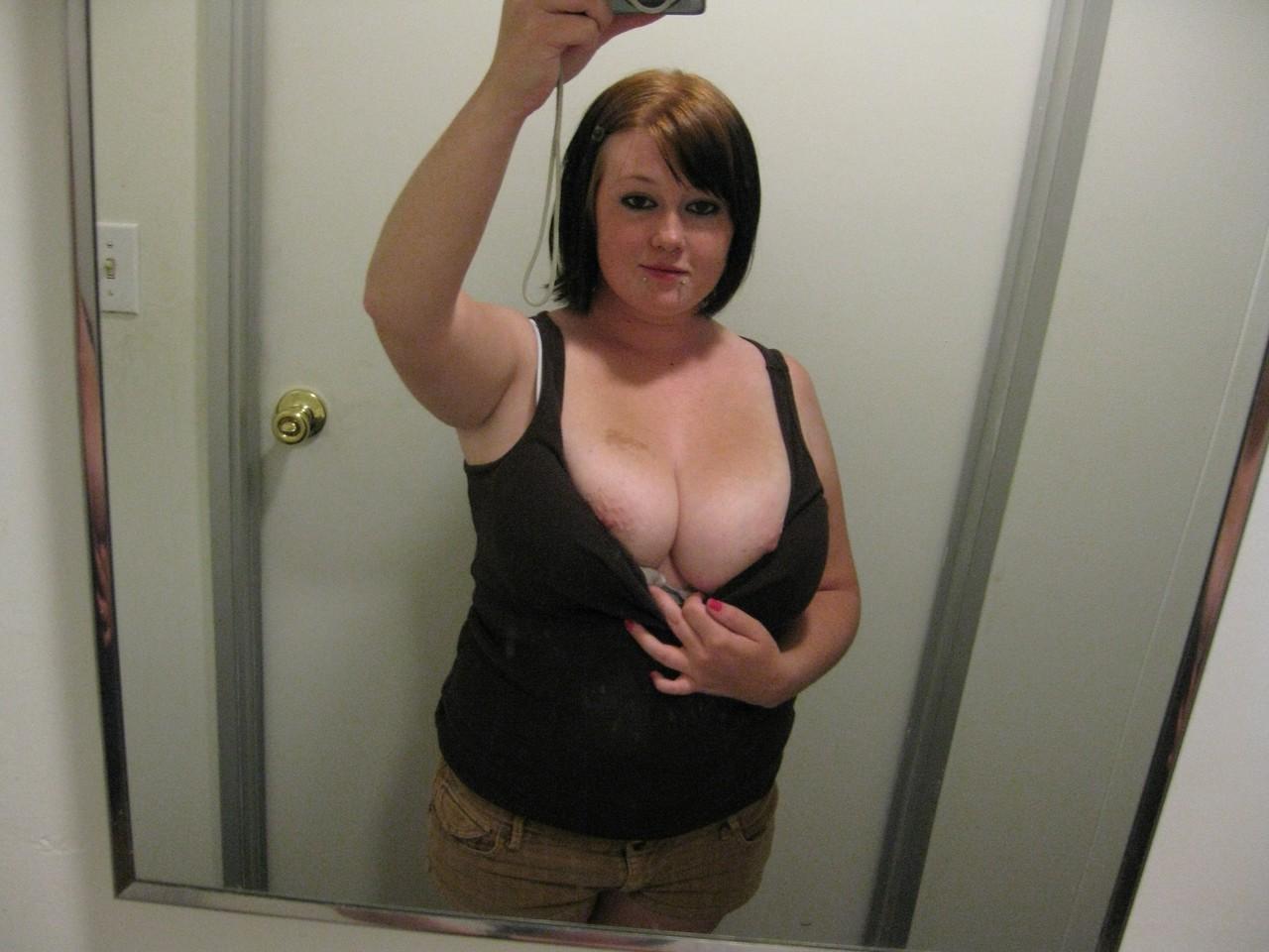 20P Die lustvolle Amateur-Teenagerin Jessica macht Selfies von ihrem molligen Körper und ihren großen Titten
