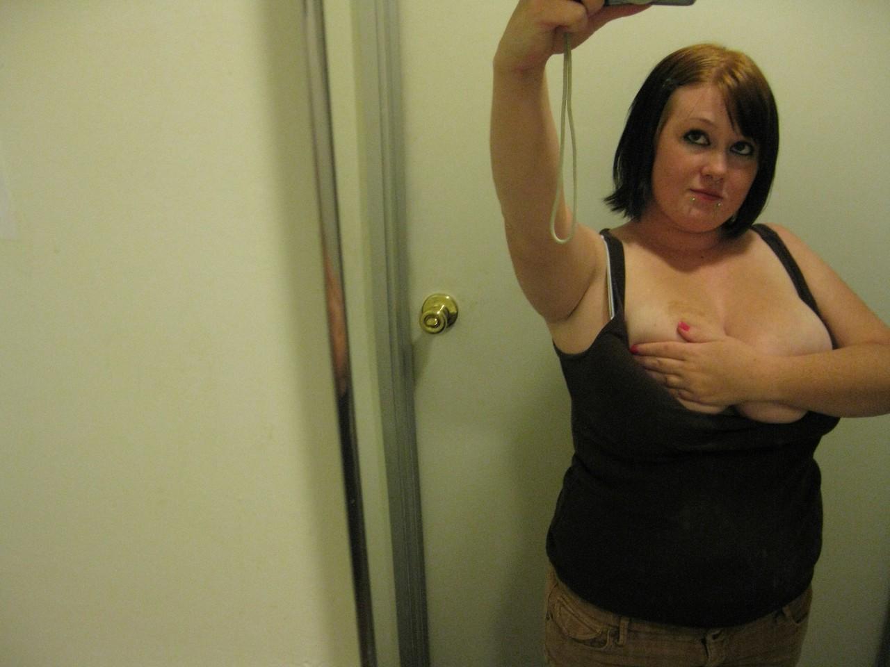 20P Die lustvolle Amateur-Teenagerin Jessica macht Selfies von ihrem molligen Körper und ihren großen Titten