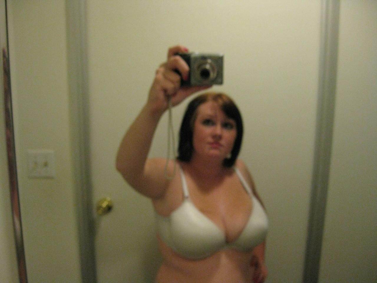 20P Die lustvolle Amateur-Teenagerin Jessica macht Selfies von ihrem molligen Körper und ihren großen Titten