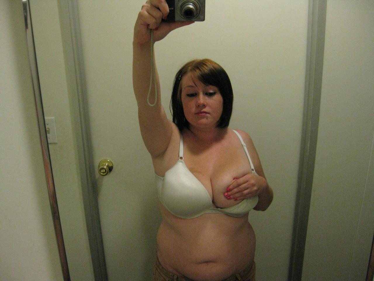 20P Die lustvolle Amateur-Teenagerin Jessica macht Selfies von ihrem molligen Körper und ihren großen Titten