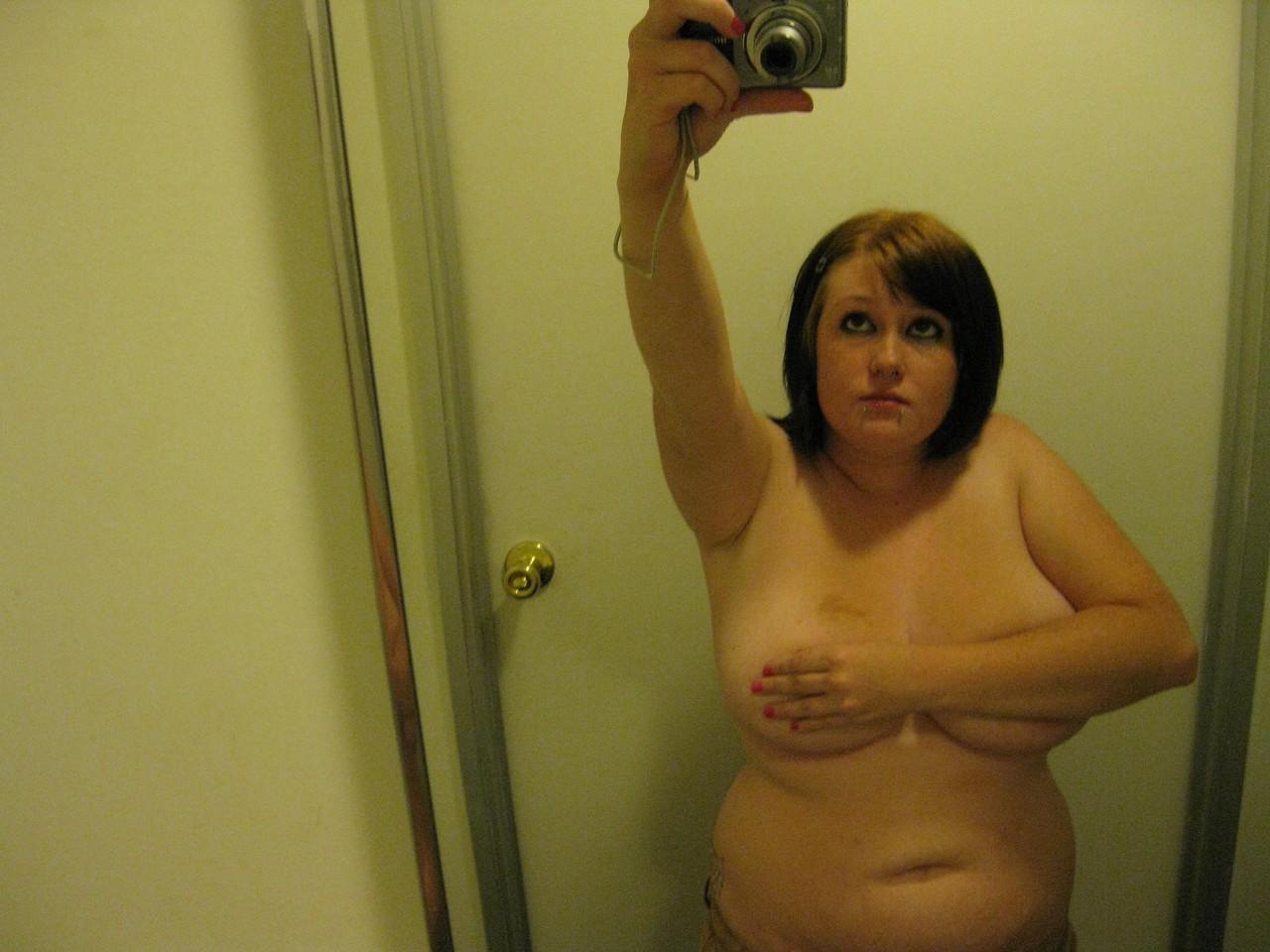 20P Die lustvolle Amateur-Teenagerin Jessica macht Selfies von ihrem molligen Körper und ihren großen Titten