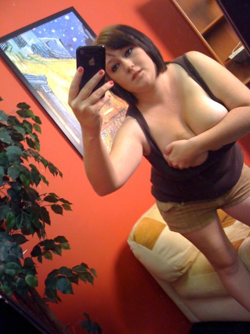 20P Die lustvolle Amateur-Teenagerin Jessica macht Selfies von ihrem molligen Körper und ihren großen Titten