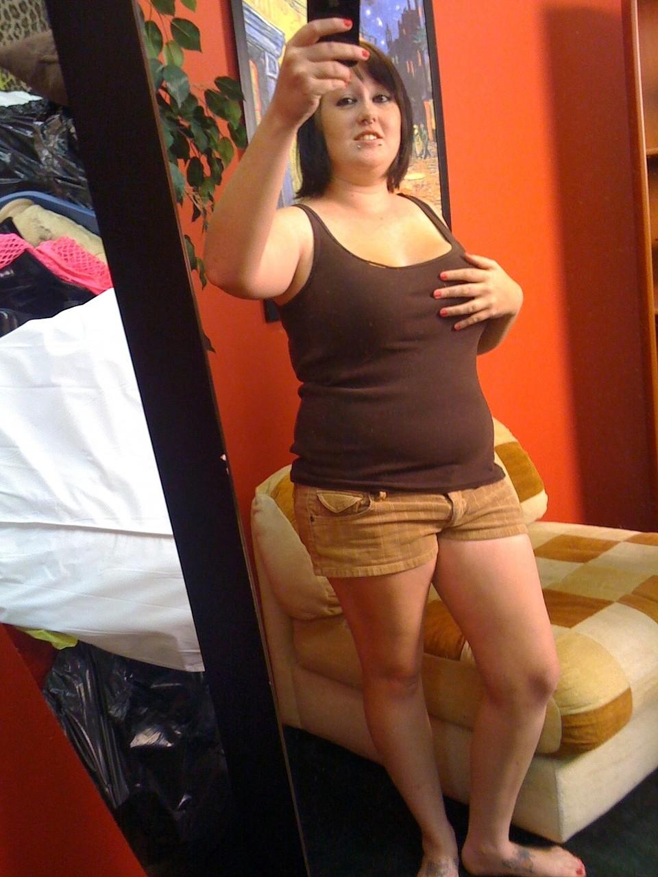 20P Die lustvolle Amateur-Teenagerin Jessica macht Selfies von ihrem molligen Körper und ihren großen Titten