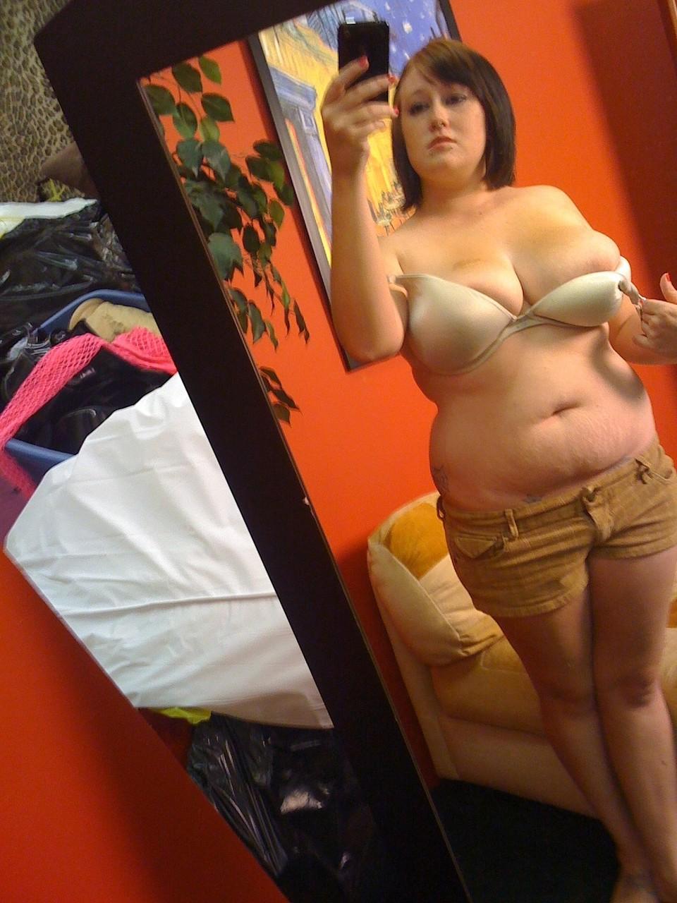 20P Die lustvolle Amateur-Teenagerin Jessica macht Selfies von ihrem molligen Körper und ihren großen Titten