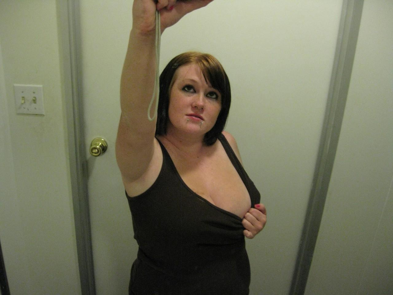 20P Die lustvolle Amateur-Teenagerin Jessica macht Selfies von ihrem molligen Körper und ihren großen Titten