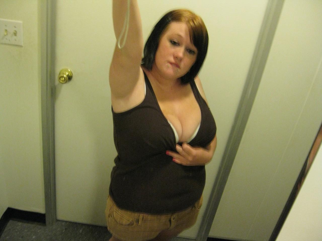 20P Die lustvolle Amateur-Teenagerin Jessica macht Selfies von ihrem molligen Körper und ihren großen Titten