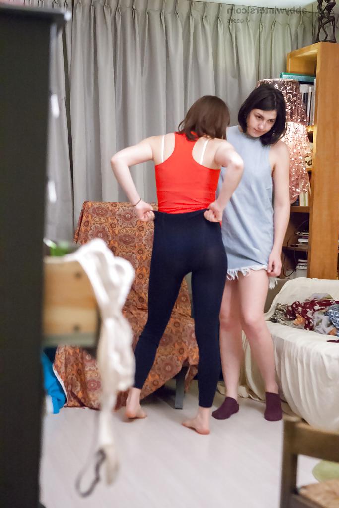 16P Câmera espiã escondida filma amadores Amber e Billie T puxando calcinhas sobre bundas