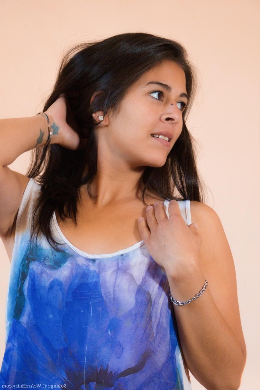 20P La morena amateur Solange muestra su coño peludo y lo frota de cerca