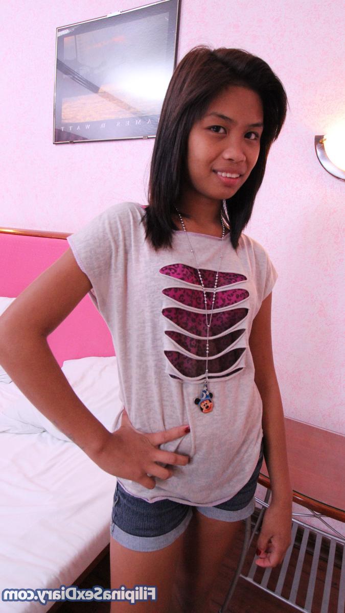 20P La petite philippine Jonalyn se fait désosser et crémer sa chatte innocente en POV
