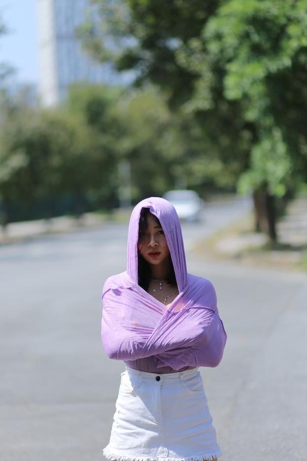 20P La sexy asiática de pelo oscuro Nhatle posando con su traje blanco violeta en el pubis