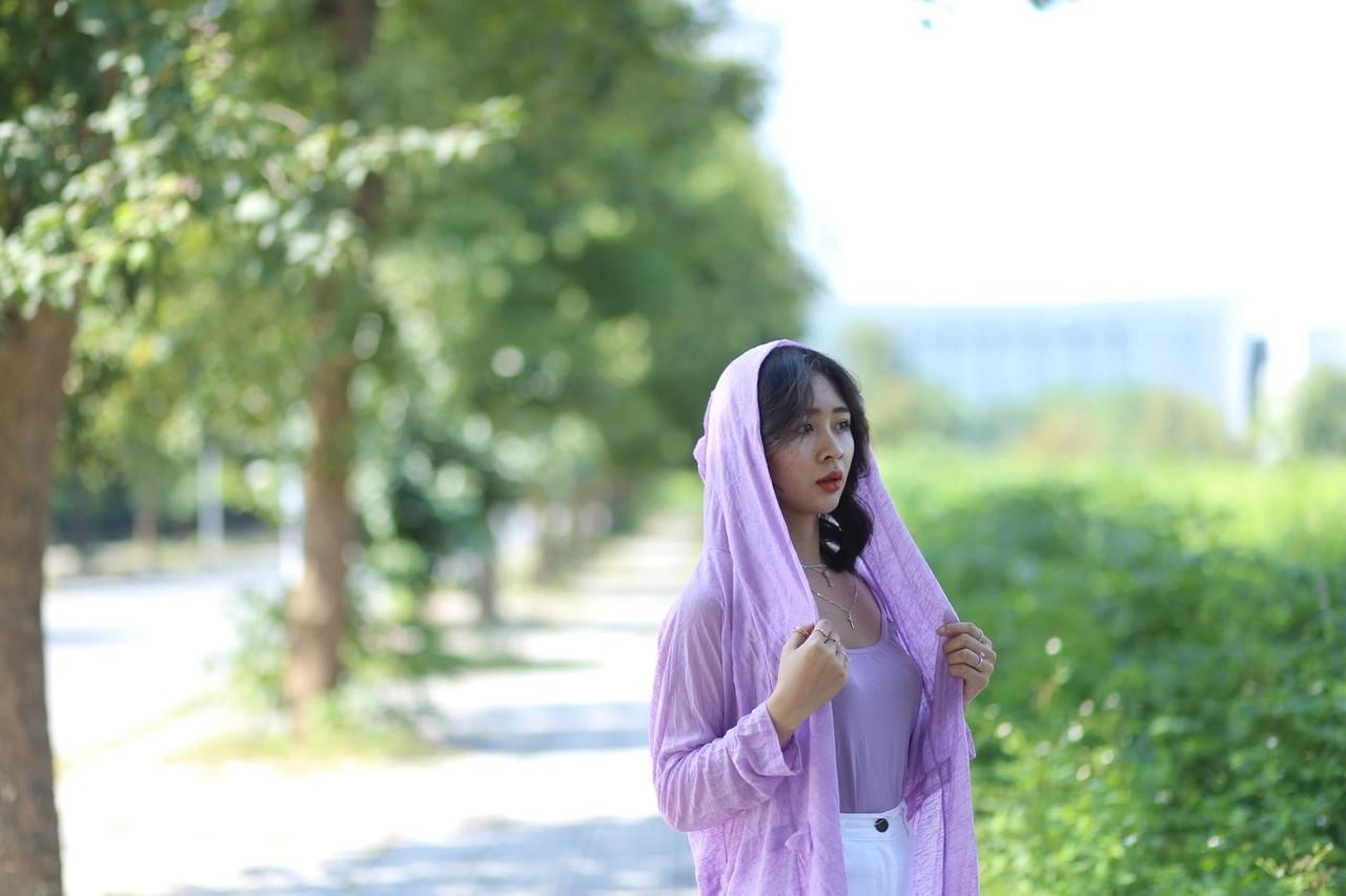20P La sexy asiática de pelo oscuro Nhatle posando con su traje blanco violeta en el pubis