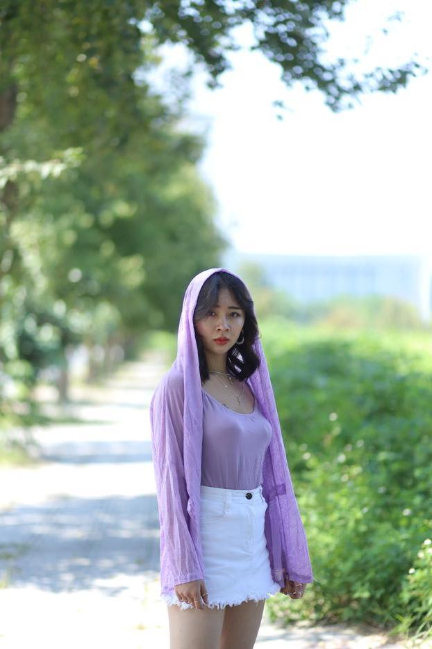 20P La sexy asiática de pelo oscuro Nhatle posando con su traje blanco violeta en el pubis