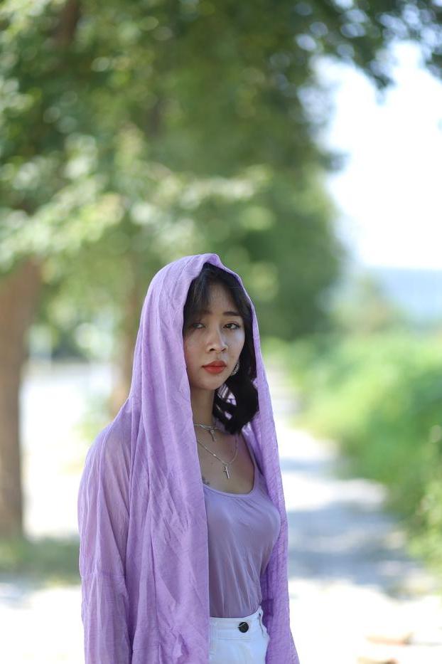 20P La sexy asiática de pelo oscuro Nhatle posando con su traje blanco violeta en el pubis
