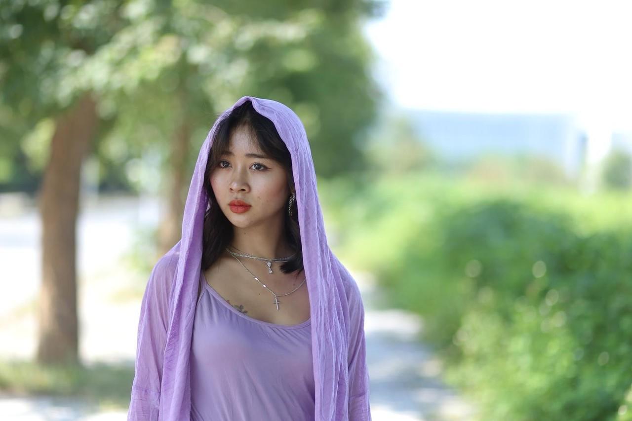 20P La sexy asiática de pelo oscuro Nhatle posando con su traje blanco violeta en el pubis