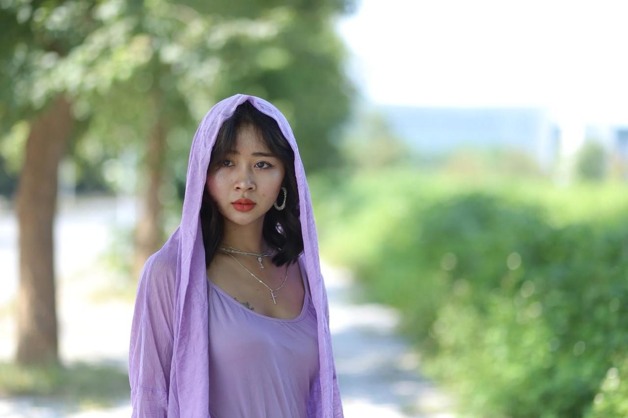 20P La sexy asiática de pelo oscuro Nhatle posando con su traje blanco violeta en el pubis