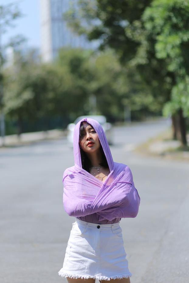 20P La sexy asiática de pelo oscuro Nhatle posando con su traje blanco violeta en el pubis