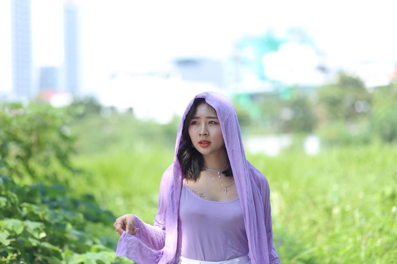 20P La sexy asiática de pelo oscuro Nhatle posando con su traje blanco violeta en el pubis
