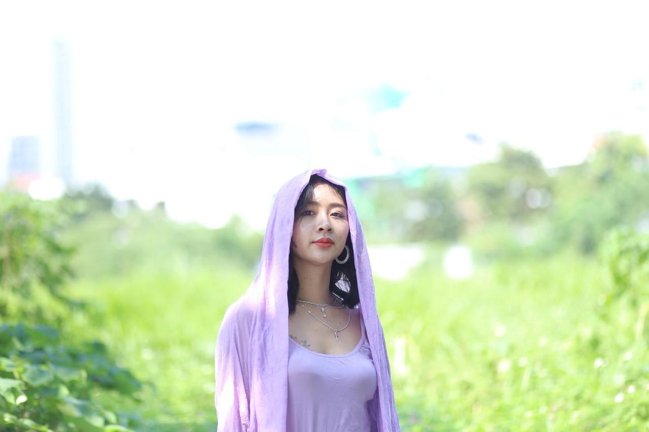20P La sexy asiática de pelo oscuro Nhatle posando con su traje blanco violeta en el pubis