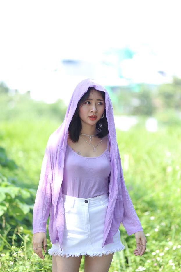 20P La sexy asiática de pelo oscuro Nhatle posando con su traje blanco violeta en el pubis