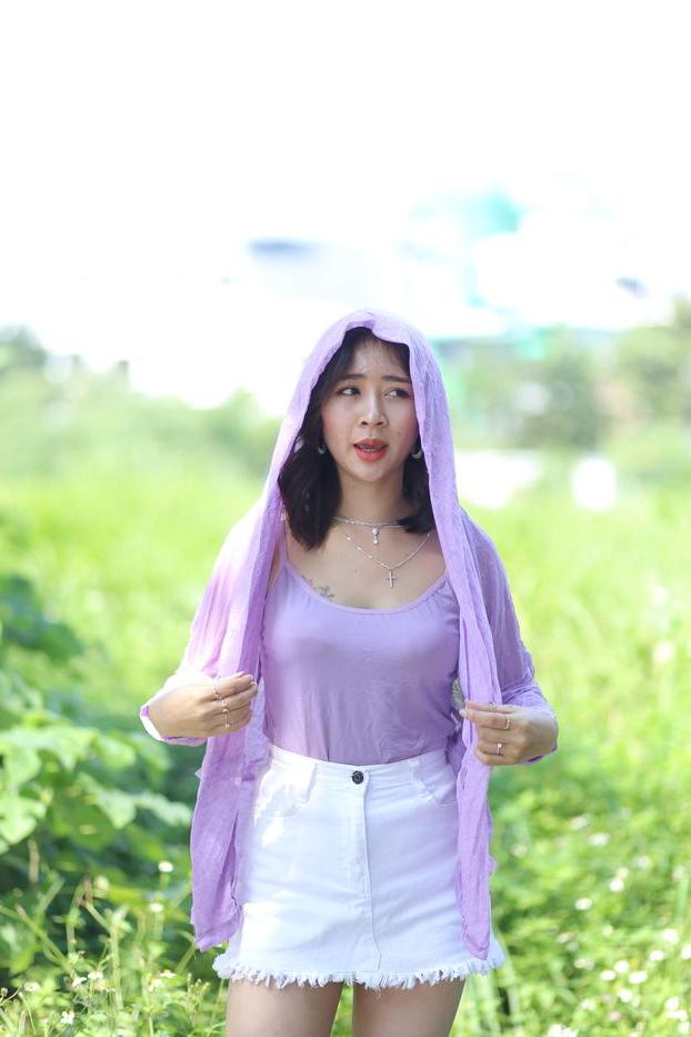 20P La sexy asiática de pelo oscuro Nhatle posando con su traje blanco violeta en el pubis
