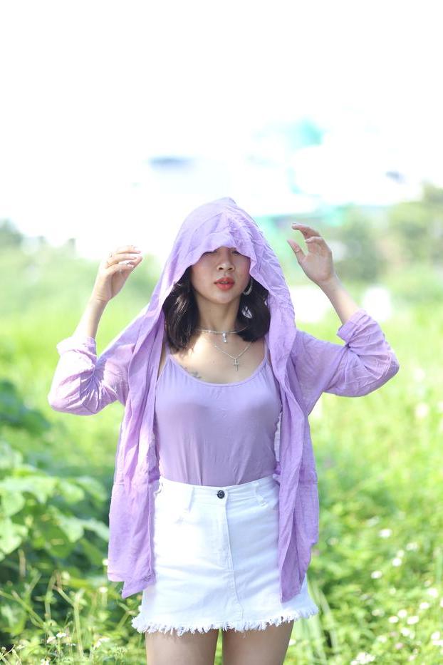20P La sexy asiática de pelo oscuro Nhatle posando con su traje blanco violeta en el pubis