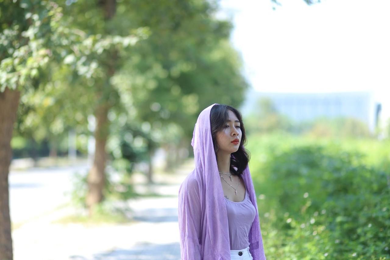 20P La sexy asiática de pelo oscuro Nhatle posando con su traje blanco violeta en el pubis